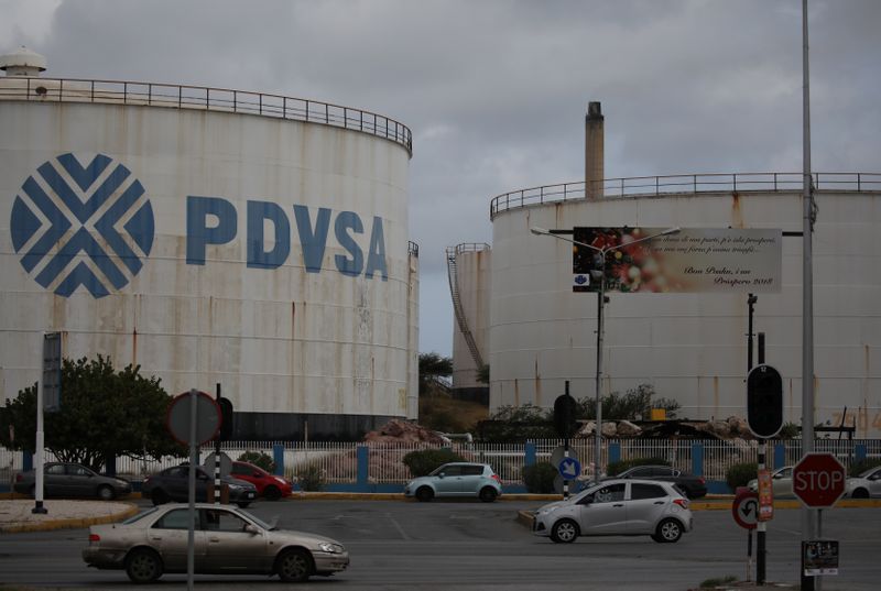 FOTO DE ARCHIVO. El logo de la empresa petrolera venezolana PDVSA en un depósito de la refinería Isla en Willemstad, en la isla de Curazao. 22 de abril de 2018. REUTERS/Andrés Martínez Casares