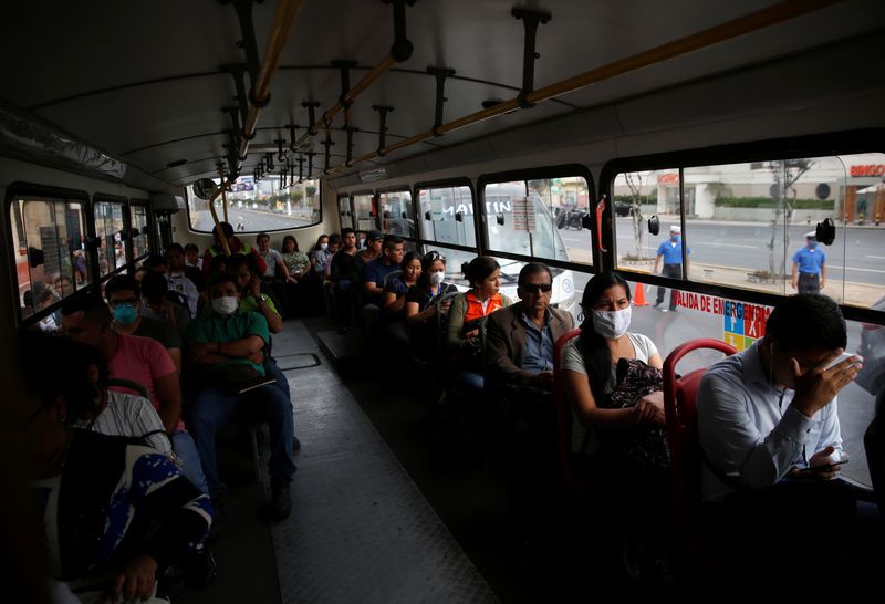 Foto de archivo. Pasajeros viajan en autobús luego de que el gobierno peruano cerrara las fronteras del país en respuesta al brote de la enfermedad por coronavirus (COVID-19), en Lima, Perú, 17 de marzo de 2020. REUTERS / Sebastian Castaneda NO REVENTAS. SIN ARCHIVOS