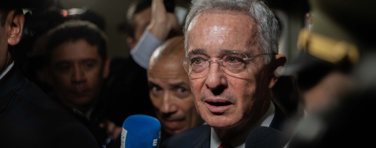 Un día después de que la Corte Suprema colombiana ordenara su arresto domiciliario, el ex presidente Álvaro Uribe informó que contrajo Covid-19