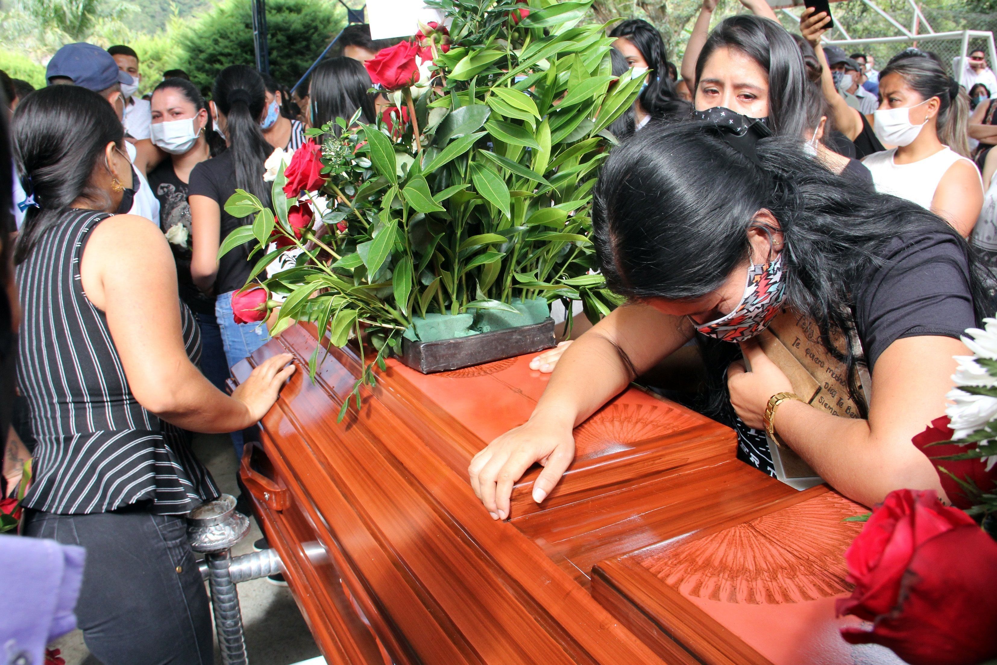 Familiares lloran sobre un féretro con el cuerpo de Sebastián Quintero, una de las víctimas de la masacre de nueve jóvenes, durante su velorio el 17 de agosto, en Samaniego (Colombia). EFE/Sebastián Leonardo Castro 