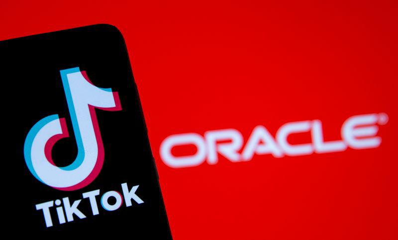 Una ilustración de un smartphone con el logo de Tik Tok frente al logo de Oracle, el 14 de septiembre de 2020. REUTERS/Dado Ruvic