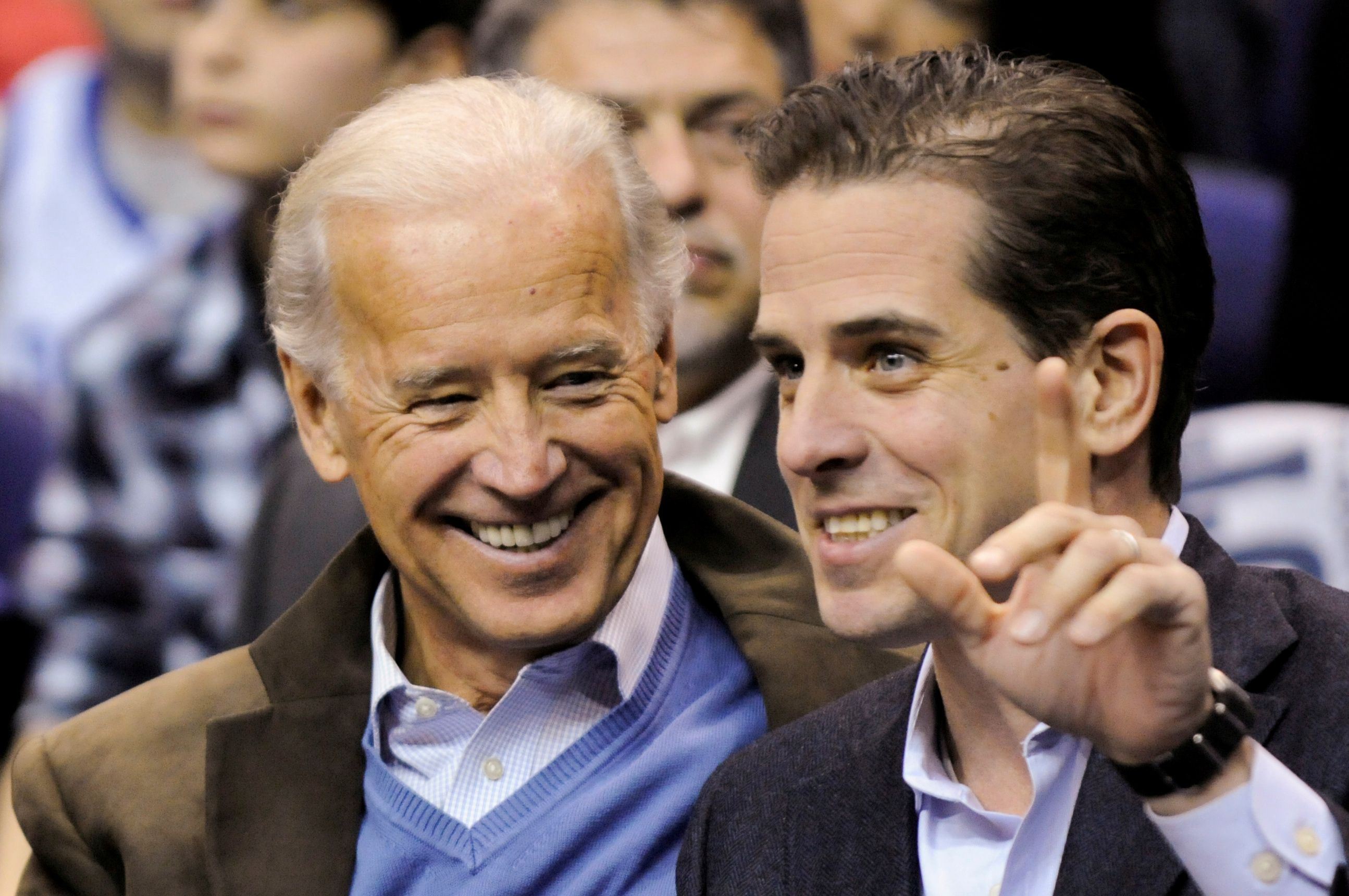 Joe Biden junto a su hijo Hunter Biden. REUTERS/Jonathan Ernst/File Photo