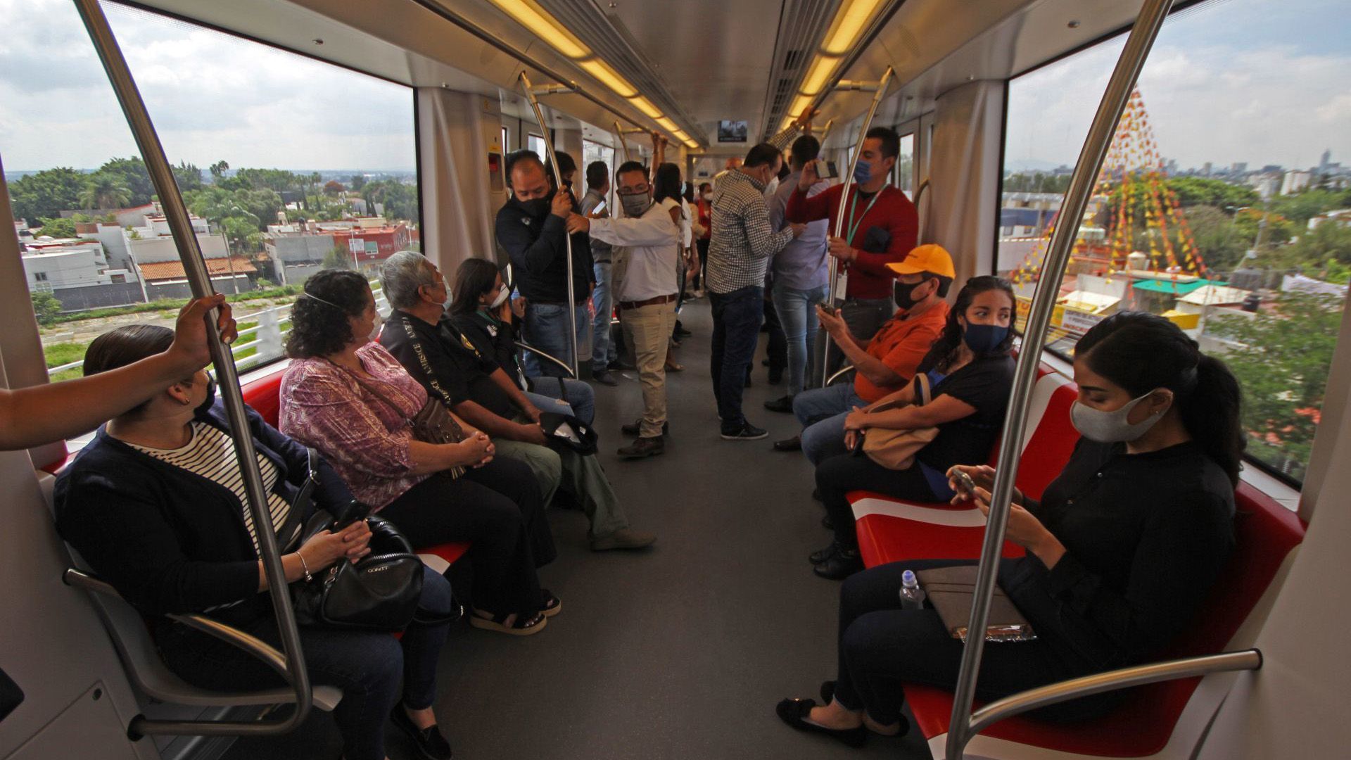 Personas invitadas al recorrido del tren ligero disfrutan de su operatividad en uno de los trayectos que realizo (Foto: Cuartoscuro)