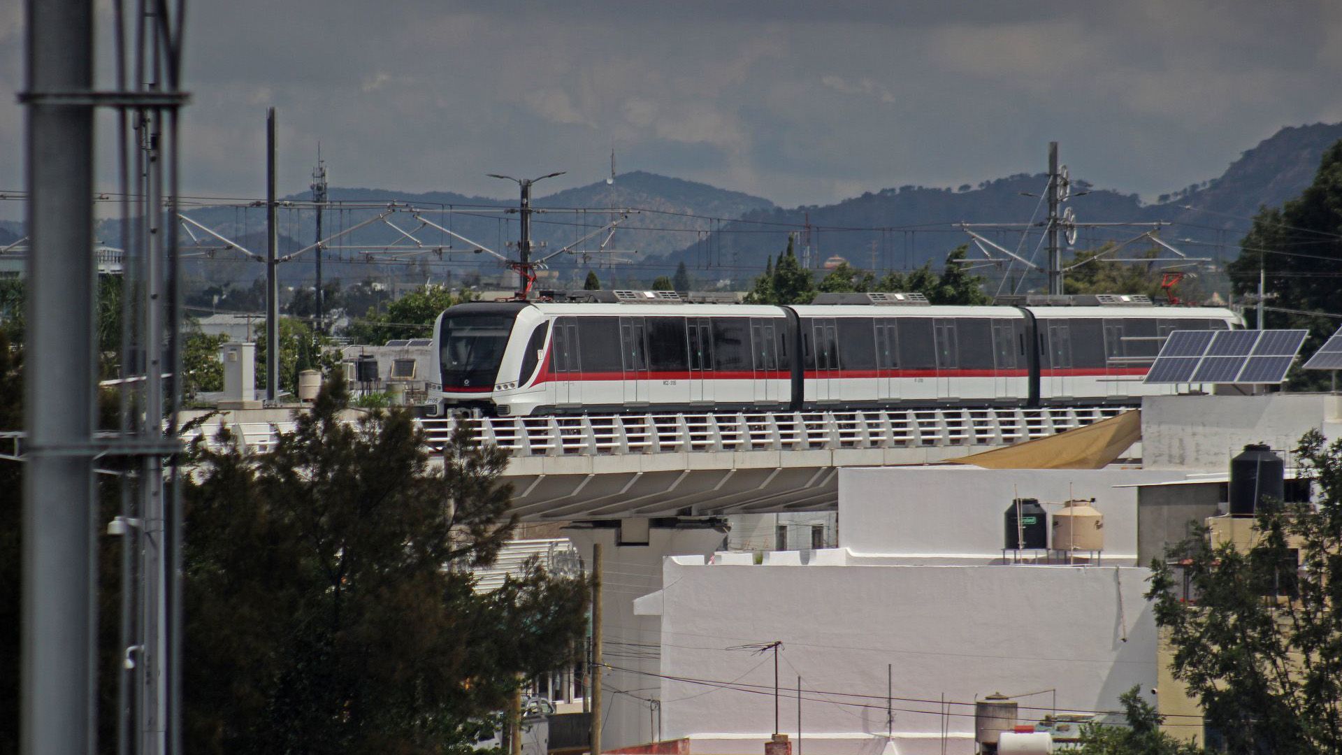Vista general del tren ligero en operaciones durante el recorrido para medios de comunicación por las instalaciones del Sistema de Tren Eléctrico Urbano (SITEUR) de la Línea 3 (Foto: Cuartoscuro)