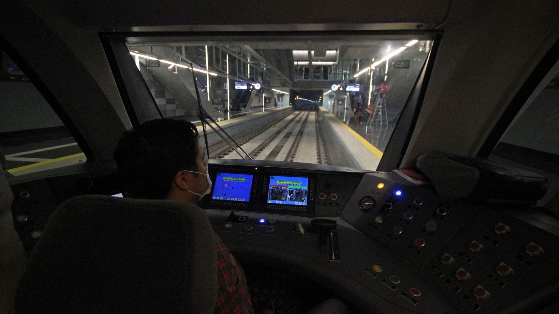 Un operador del tren ligero durante el recorrido para medios de comunicación en uno de los trayectos que realizo el día de hoy (Foto: Cuartoscuro)