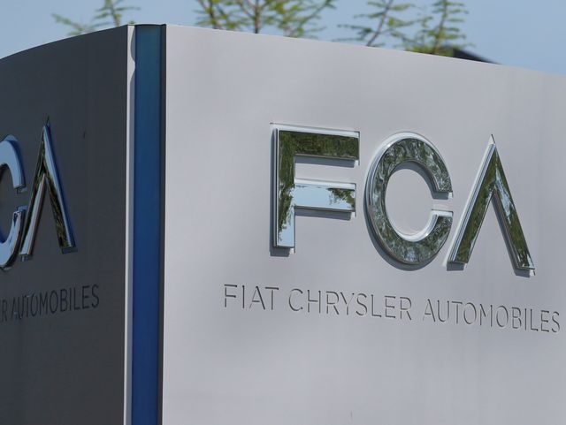 Fiat Chrysler y el fabricante de Peugeot revisan los términos de su fusión por crisis del COVID-19