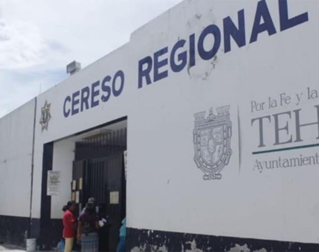 Humillados y obligados a besarse, así recibieron a presuntos asaltantes reos en la cárcel de Tehuacán