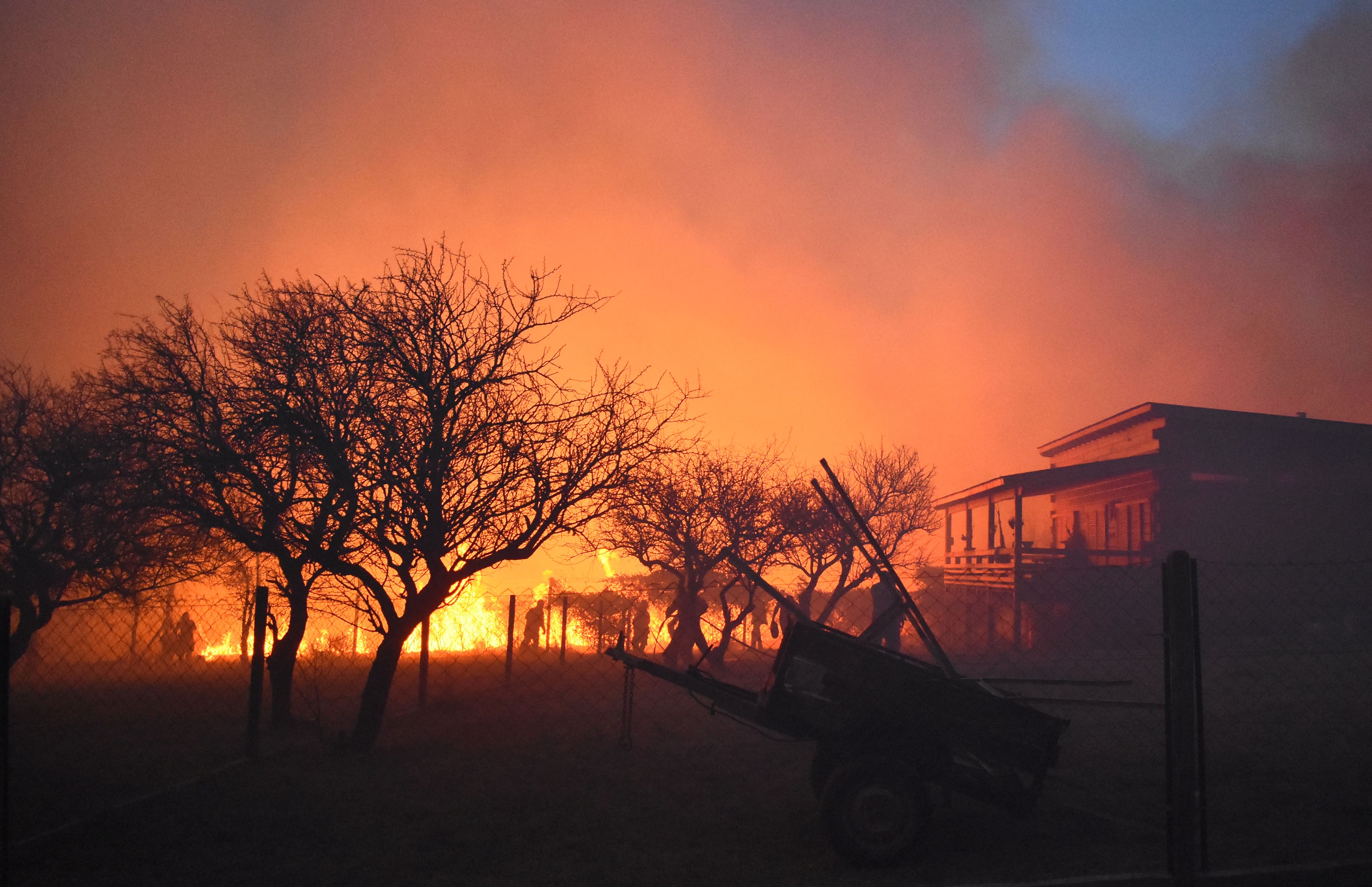 Los bomberos trabajan intensamente en uno de los focos de incendio generado en Villa Carlos Paz. (REUTERS/Charly Soto)