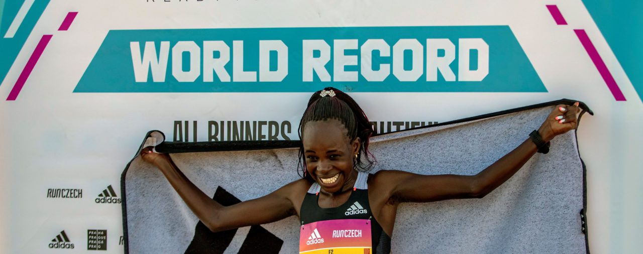 Jepchirchir corre el medio maratón femenino más rápido de la historia
