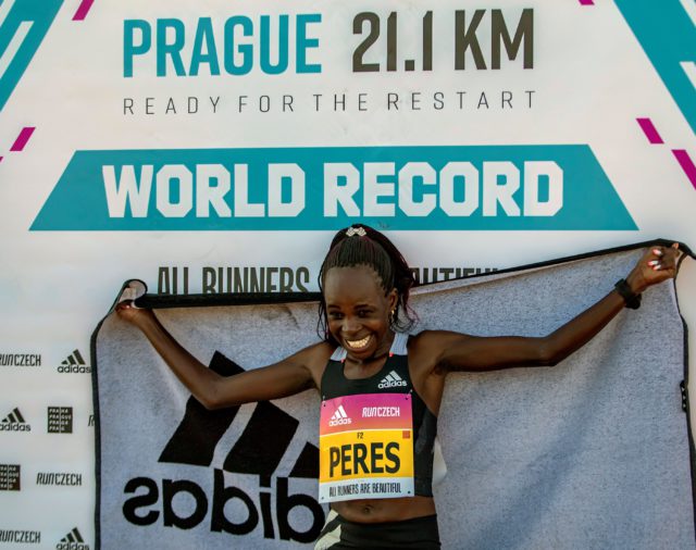 Jepchirchir corre el medio maratón femenino más rápido de la historia
