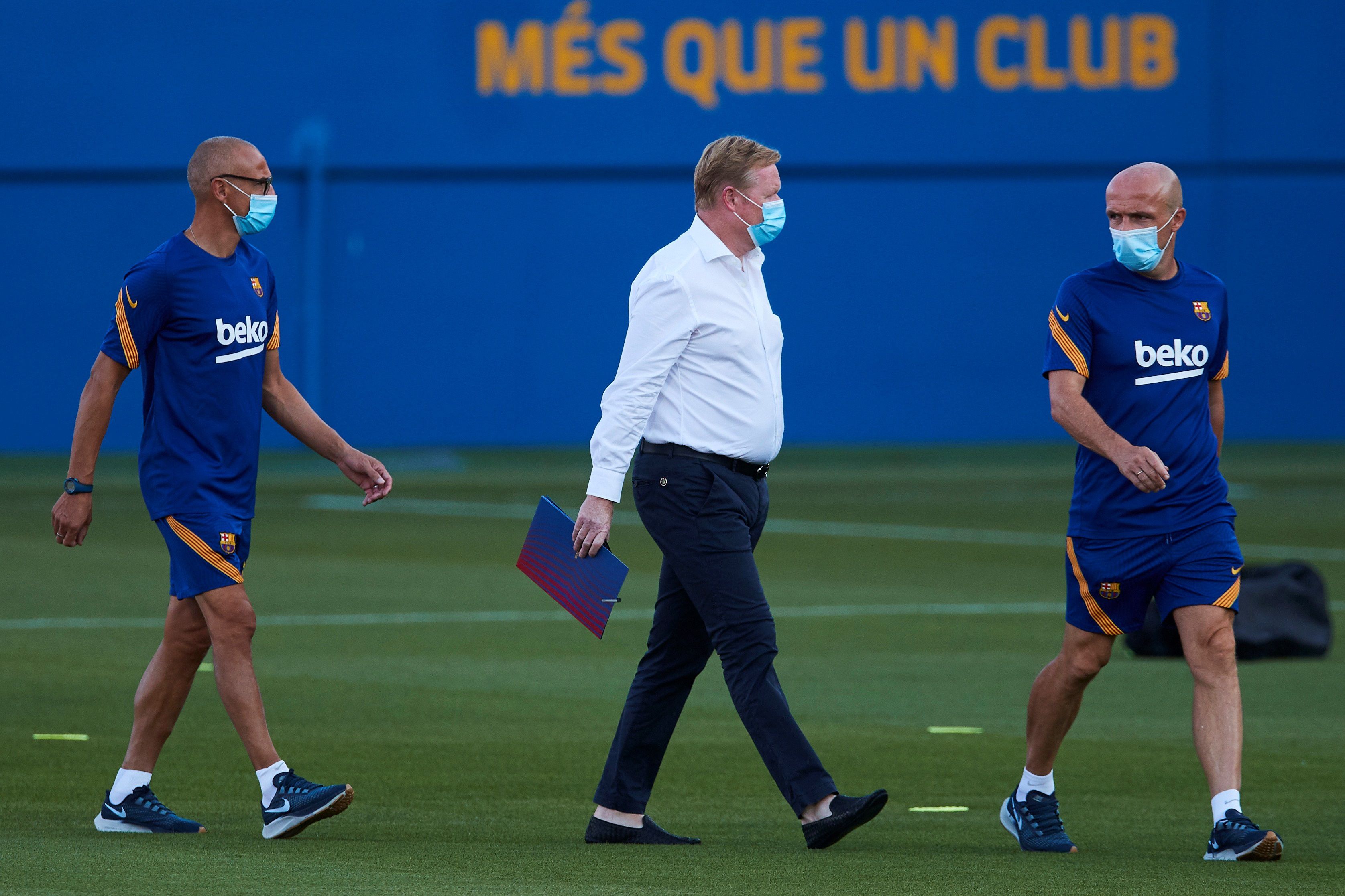 El entrenador del FC Barcelona Ronald Koeman (c), acompañado por sus ayudantes Henrick Larson (d) y Alfred Schreuder (i). EFE/Alejandro García/Archivo 