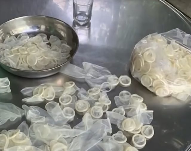 La policía de Vietnam confiscó un cargamento con unos 345.000 condones usados