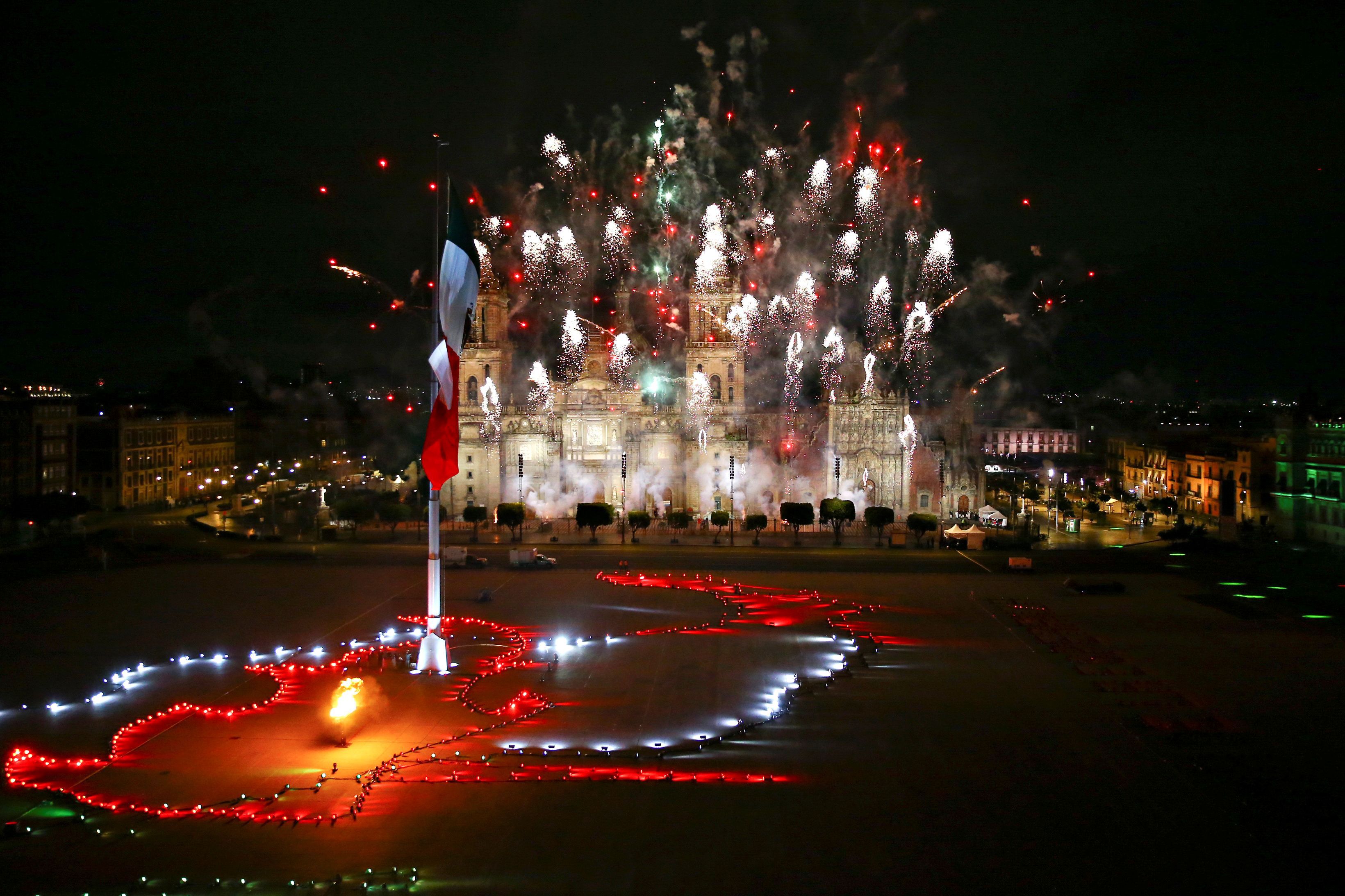 Fireworks explode over the Metropolitan Cathedral and National Palace as Mexico celebrates the 2010th anniversary of its independence from Spain at Zocalo Square, in Mexico City September 15, 2020. REUTERS/Edgard Garrido