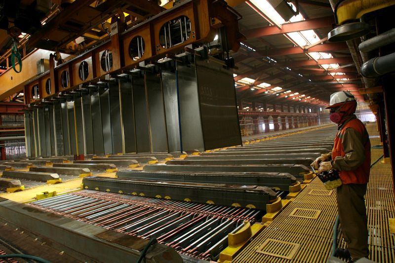 IMAGEN DE ARCHIVO. Un trabajador de la mina Escondida de BHP, el mayor yacimiento de cobre del mundo, dentro de la planta de cátados, en Antofagasta, Chile, Marzo 31, 2008. REUTERS/Ivan Alvarado