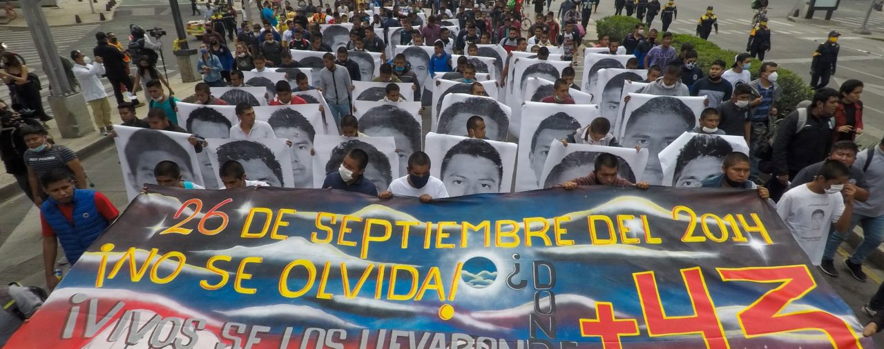 Mexicanos exigen en la calle justicia en el sexto aniversario del caso Ayotzinapa