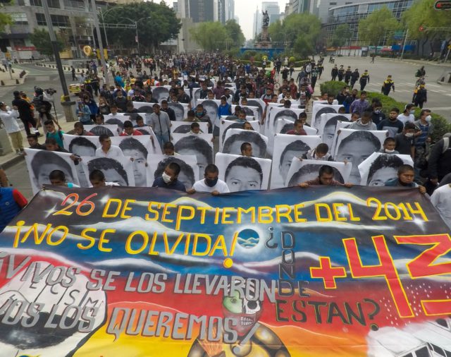 Mexicanos exigen en la calle justicia en el sexto aniversario del caso Ayotzinapa