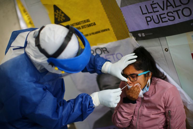 Foto de archivo. Un trabajador de salud con equipo de protección personal toma una muestra con un hisopo de una persona en un centro de salud local para realizar pruebas de la enfermedad por coronavirus (COVID-19), en el barrio de Tepito en la Ciudad de México, 1 de septiembre de 2020 REUTERS/Edgard Garrido