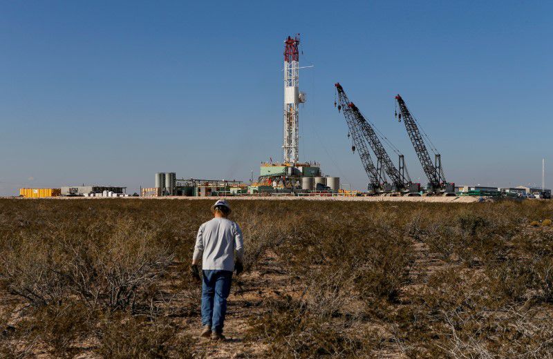 FOTO DE ARCHIVO. Un trabajador petrolero camina hacia una plataforma de perforación después de colocar un equipo de monitoreo de tierra en las cercanías de la perforadora horizontal subterránea en el condado de Loving, Texas, EEUU. 22 de noviembre de 2019. REUTERS/Angus Mordant