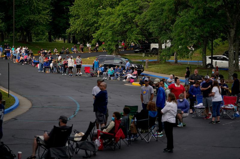 Foto de archivo. Una fila de personas en las afueras de un centro en Kentucky antes de su apertura para recibir pedidos de ayuda por desempleo. 18 de junio de 2020. REUTERS/Bryan Woolston