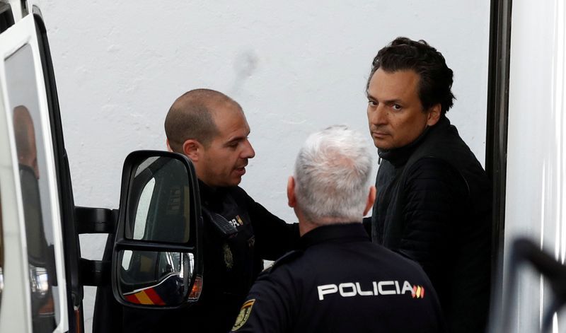 El exdirector de la petrolera estatal mexicana Pemex Emilio Lozoya es escoltado por oficiales de policía de España (Foto: REUTERS/Jon Nazca/ARCHIVO)