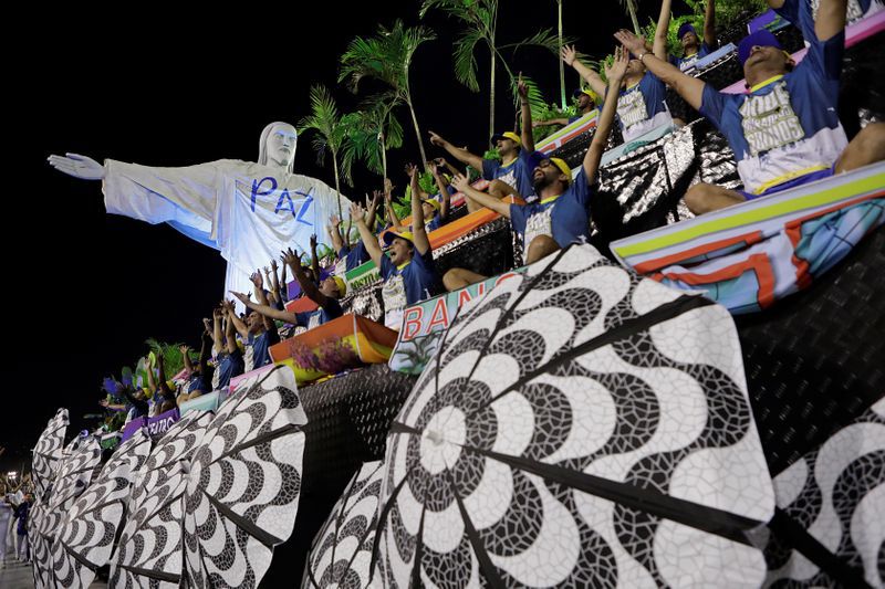 Miembros de la escuela de samba Unidos da Tijuca en la segunda noche del desfile de carnaval en el Sambódromo de Río de Janeiro, Brasil, 24 febrero 2020.
REUTERS/Sergio Moraes