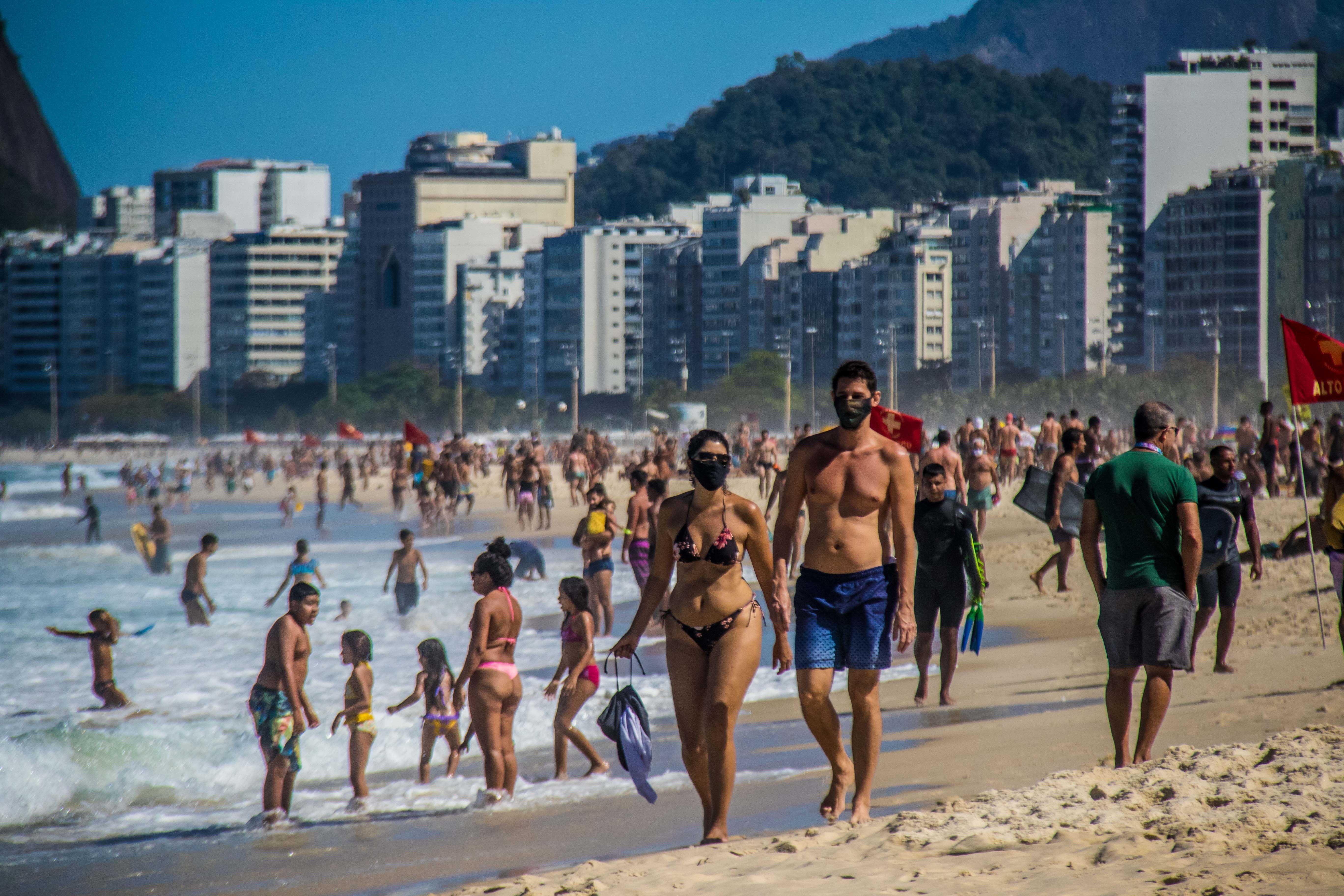18/09/2020 Una pareja camina por las playa de Leme, en el sur de Río de Janeiro. POLITICA LATINOAMÉRICA INTERNACIONAL ELLAN LUSTOSA / ZUMA PRESS / CONTACTOPHOTO 