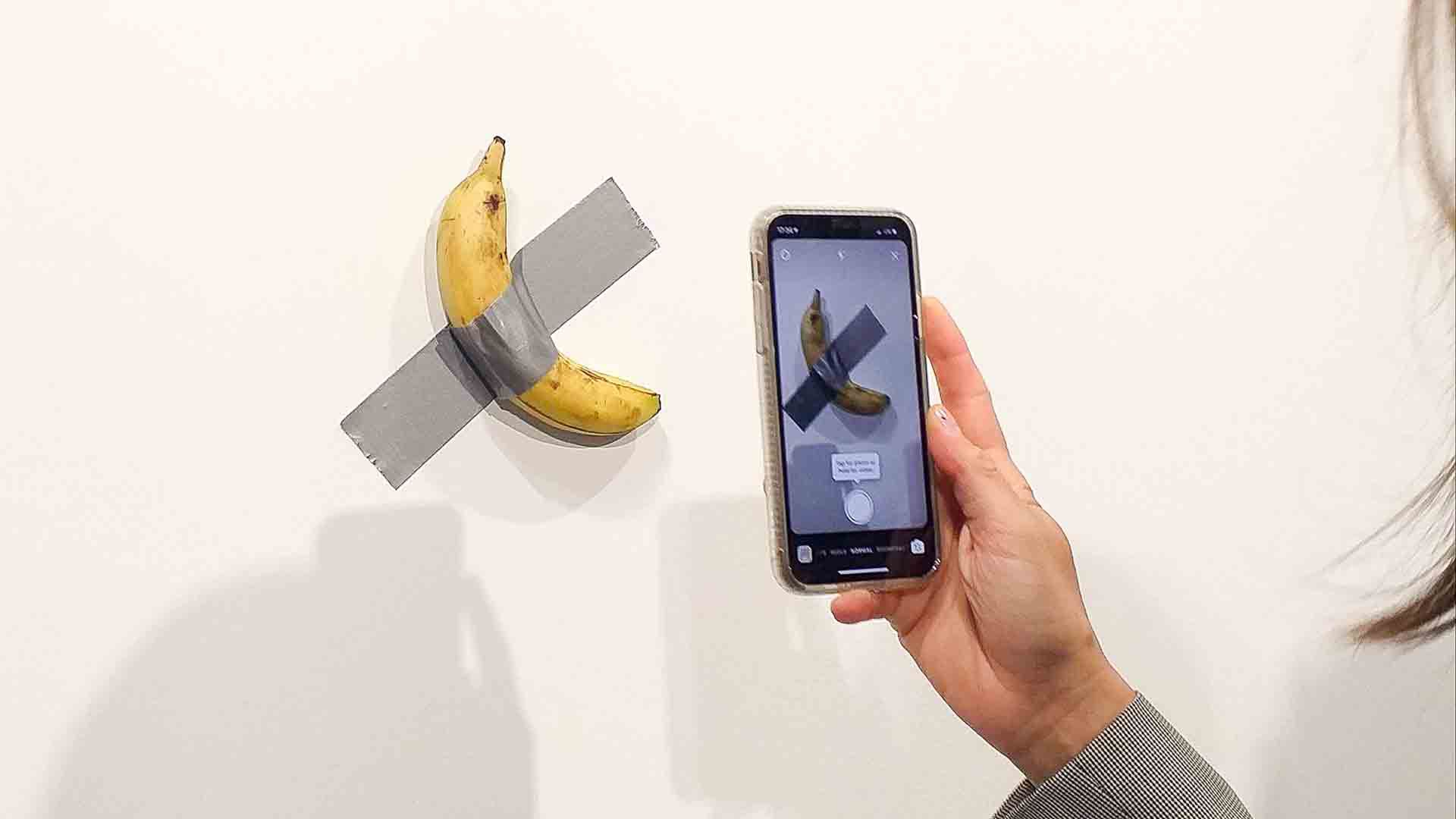 "Comediante", del artista italiano Maurizio Cattelan: una banana pegada a la pared con un trozo de cinta plástica se vendió por 120.000 dólares (Télam)