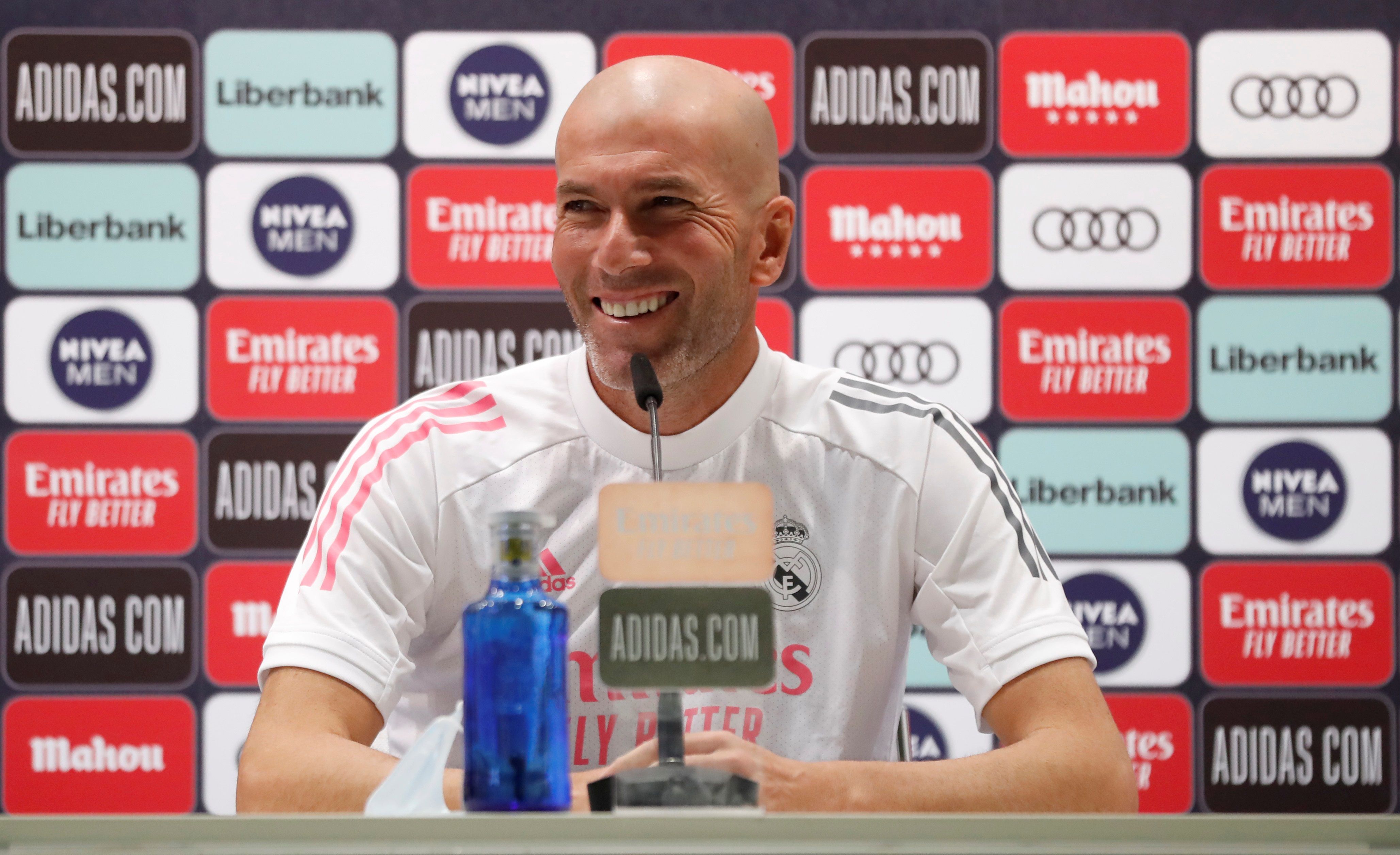 El entrenador del Real Madrid, Zinedine Zidane, durante la rueda de prensa ofrecida tras el entrenamiento del equipo en Valdebebas, este martes. EFE 