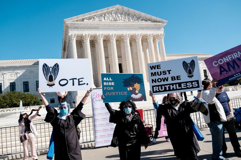 Activistas en la Marcha de las Mujeres participan en protestas a nivel nacional contra la decisión del presidente Donald Trump de llenar la vacante en la Corte Suprema antes de las elecciones del 3 de noviembre, en Washington, EEUU. Octubre 17, 2020. REUTERS/Michael A. McCoy