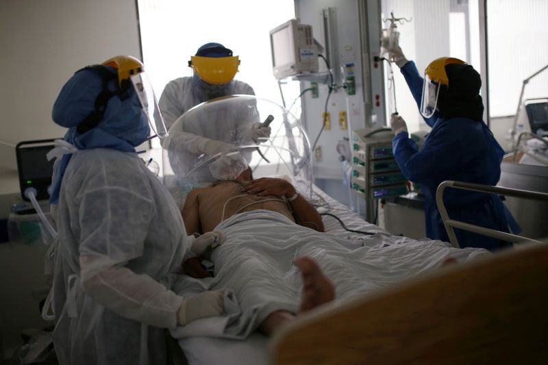 FOTO DE ARCHIVO. Un médico y enfermeras tratan a un paciente que sufre COVID-19 en la Unidad de Cuidados Intensivos (UCI) del hospital El Tunal de Bogotá, Colombia. 12 de junio de 2020. REUTERS/Luisa González