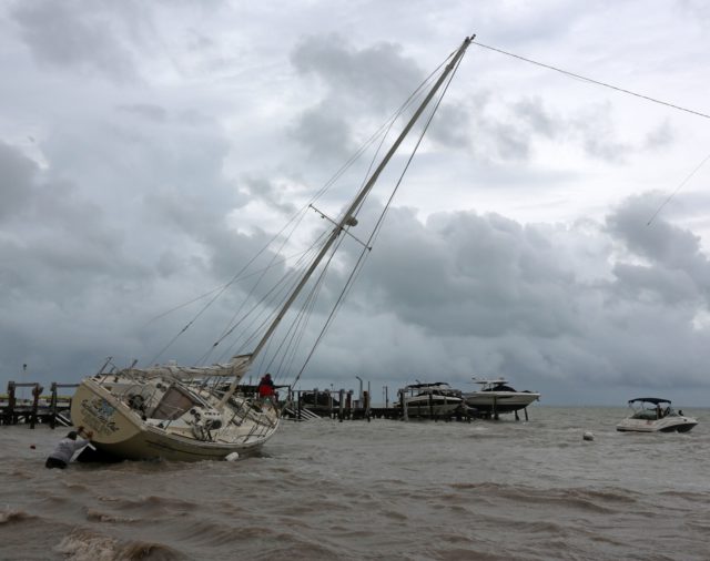 Delta, peligroso huracán de categoría 2, avanza hacia Yucatán