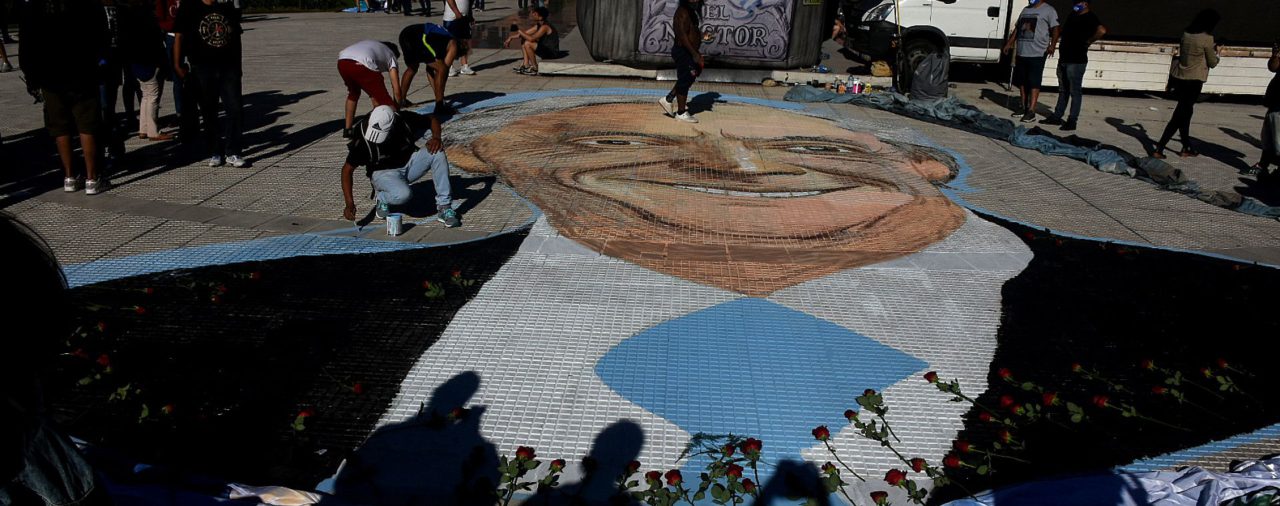 Después de la polémica en Mar del Plata, pintaron un mural con la imagen de Néstor Kirchner en la Plaza de Mayo