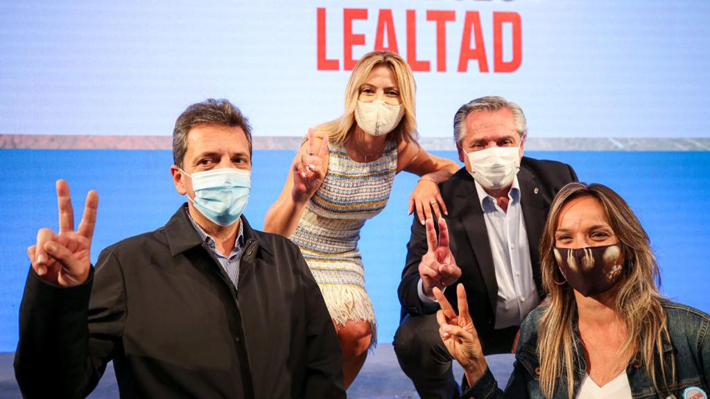 Alberto Fernández, Fabiola Yañez. Sergio Massa y Malena Galmarini, tras el acto del 17 de octubre