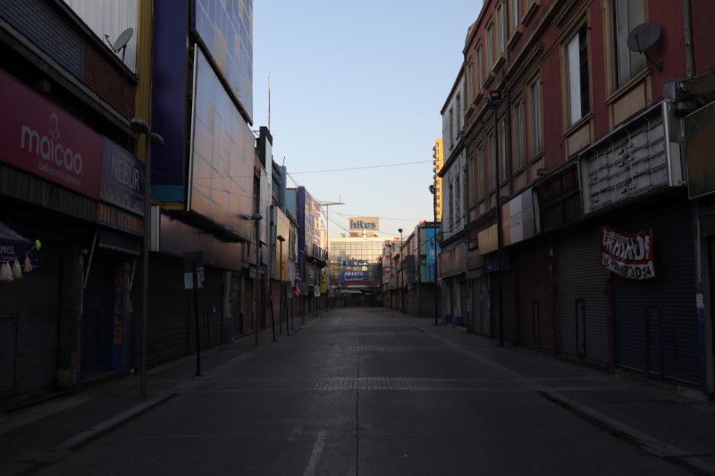 Imagen de archivo que muestra una calle vacía y tiendas cerradas en un sector comercial de la capital chilena en medio del brote de coronavirus, en Santiago, Chile, el 16 de abril de 2020. REUTERS/Pablo Sanhueza