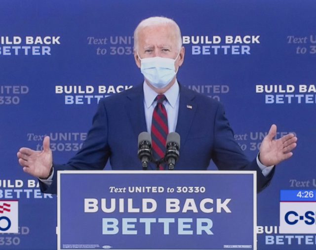 EEUU.- Biden le pide a Trump que "escuche a los científicos" y "apoye" el uso de las mascarillas