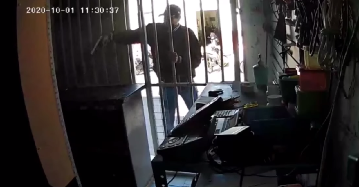 Celaya, Guanajuato. Un sujeto armado disparó contra los empleados de un negocios de eléctricos (Foto: Captura de pantalla)