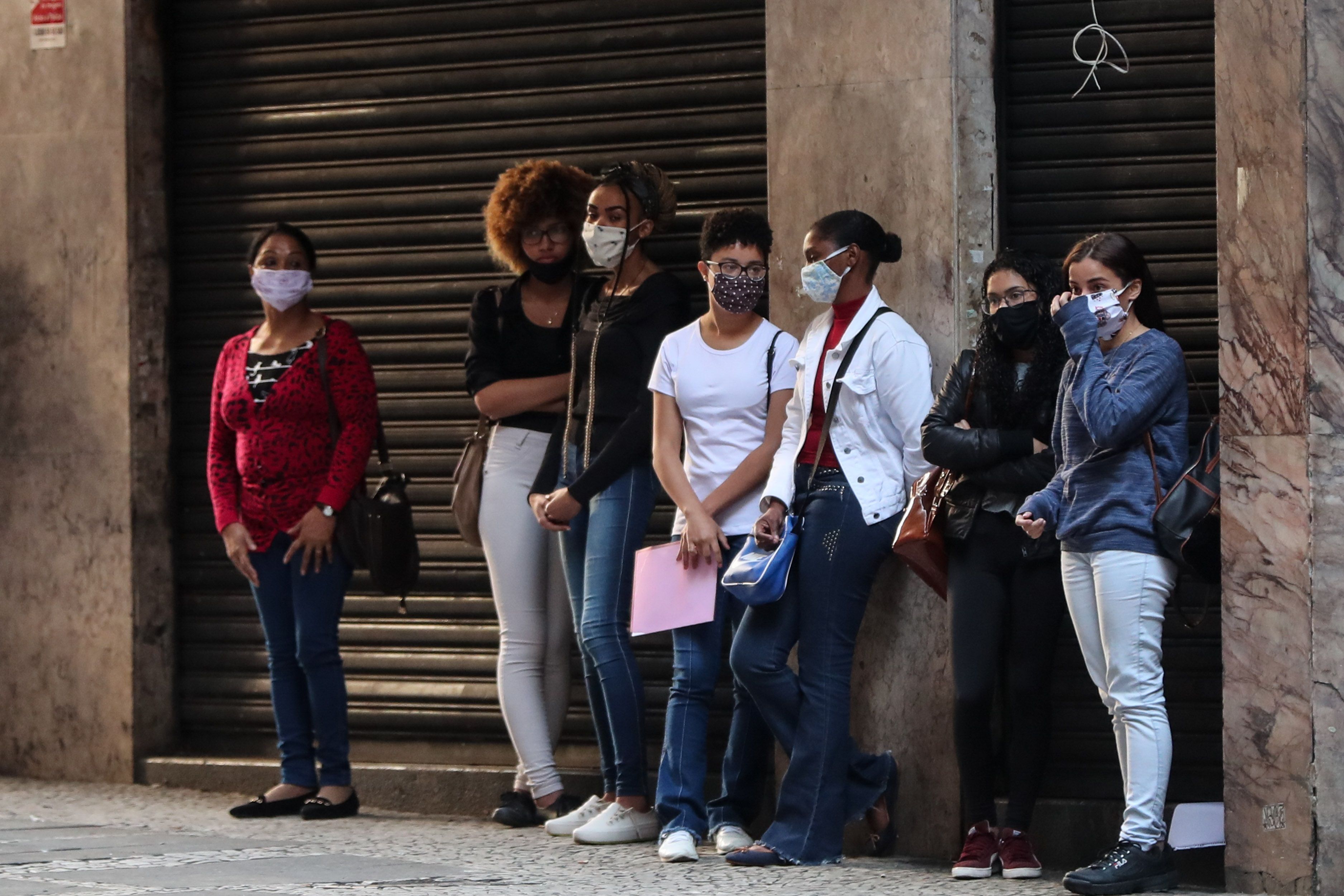 Varias personas hacen fila para aplicar a una opción de empleo, en Sao Paulo (Brasil). EFE/Fernando Bizerra 