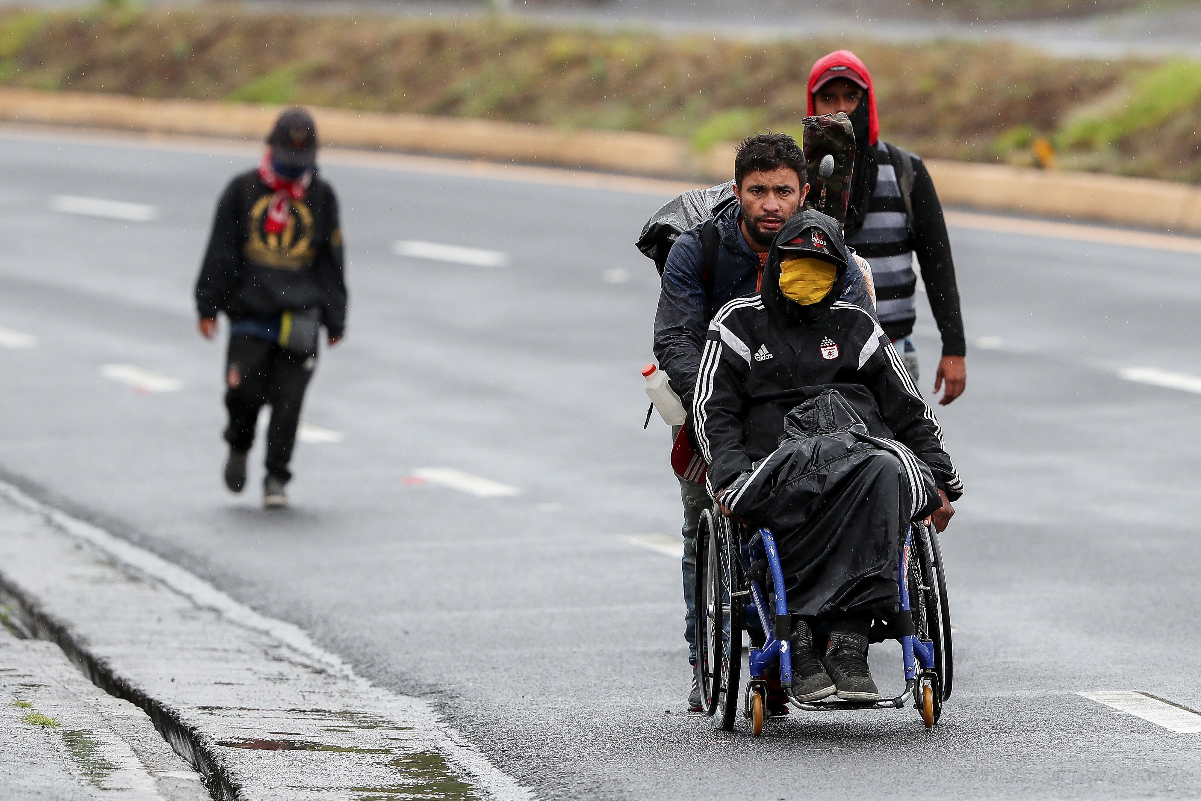 Ciudadanos venezolanos transitan en una carretera cercana a Quito (Ecuador). EFE/José Jácome/Archivo 