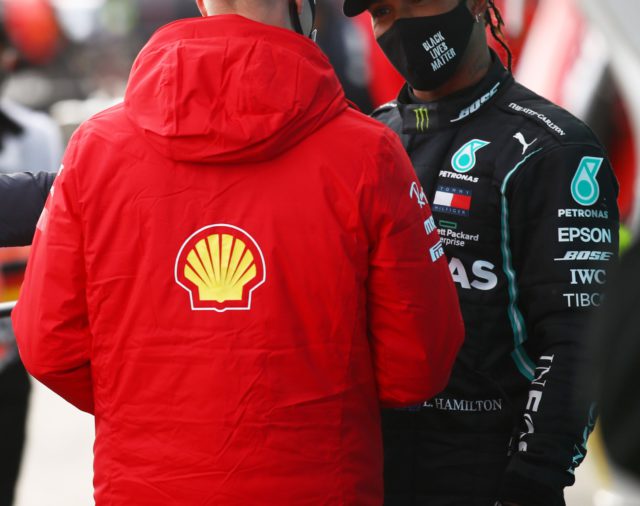 El momento más emotivo de la Fórmula 1: Mick Schumacher le dio un casco de su padre a Hamilton tras igualar el récord histórico