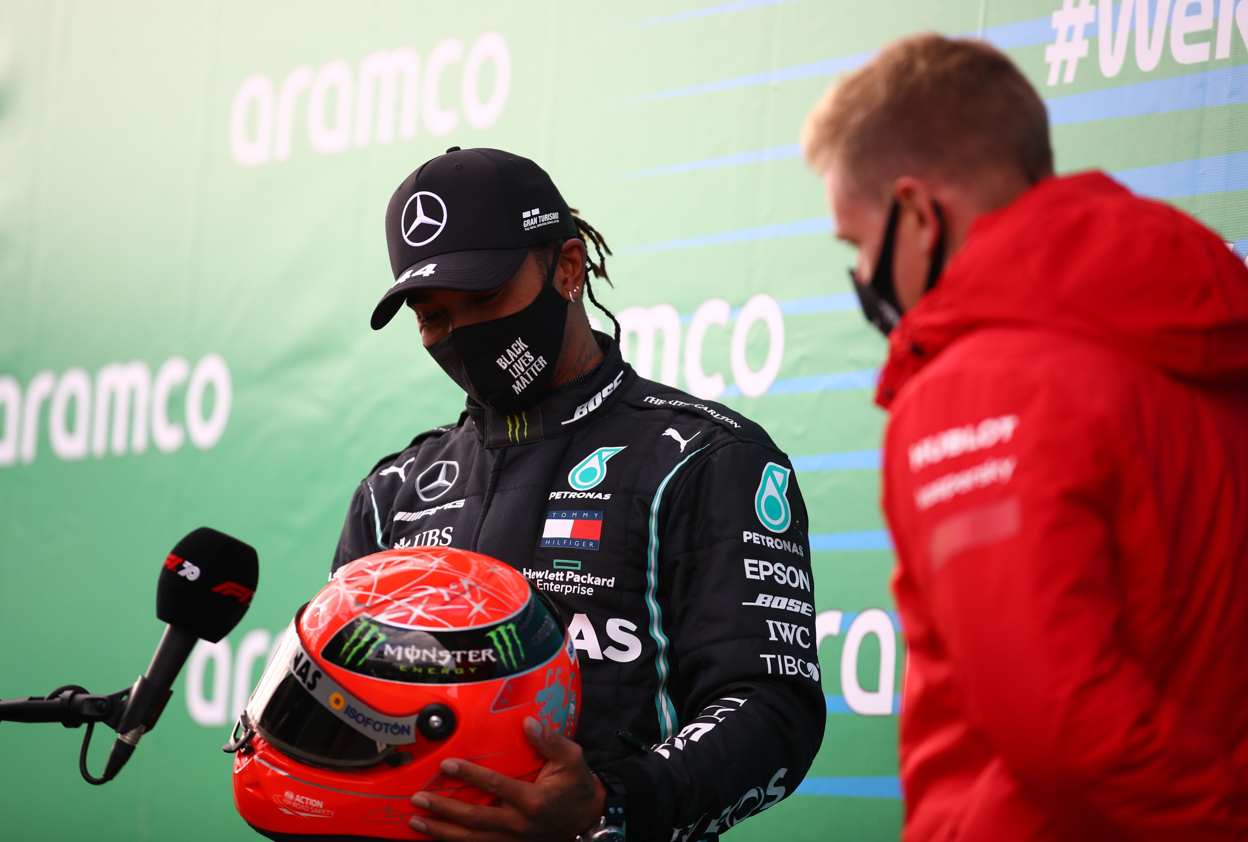 Mick Schumacher le entregó el casco a Hamilton (Foto: Reuters)