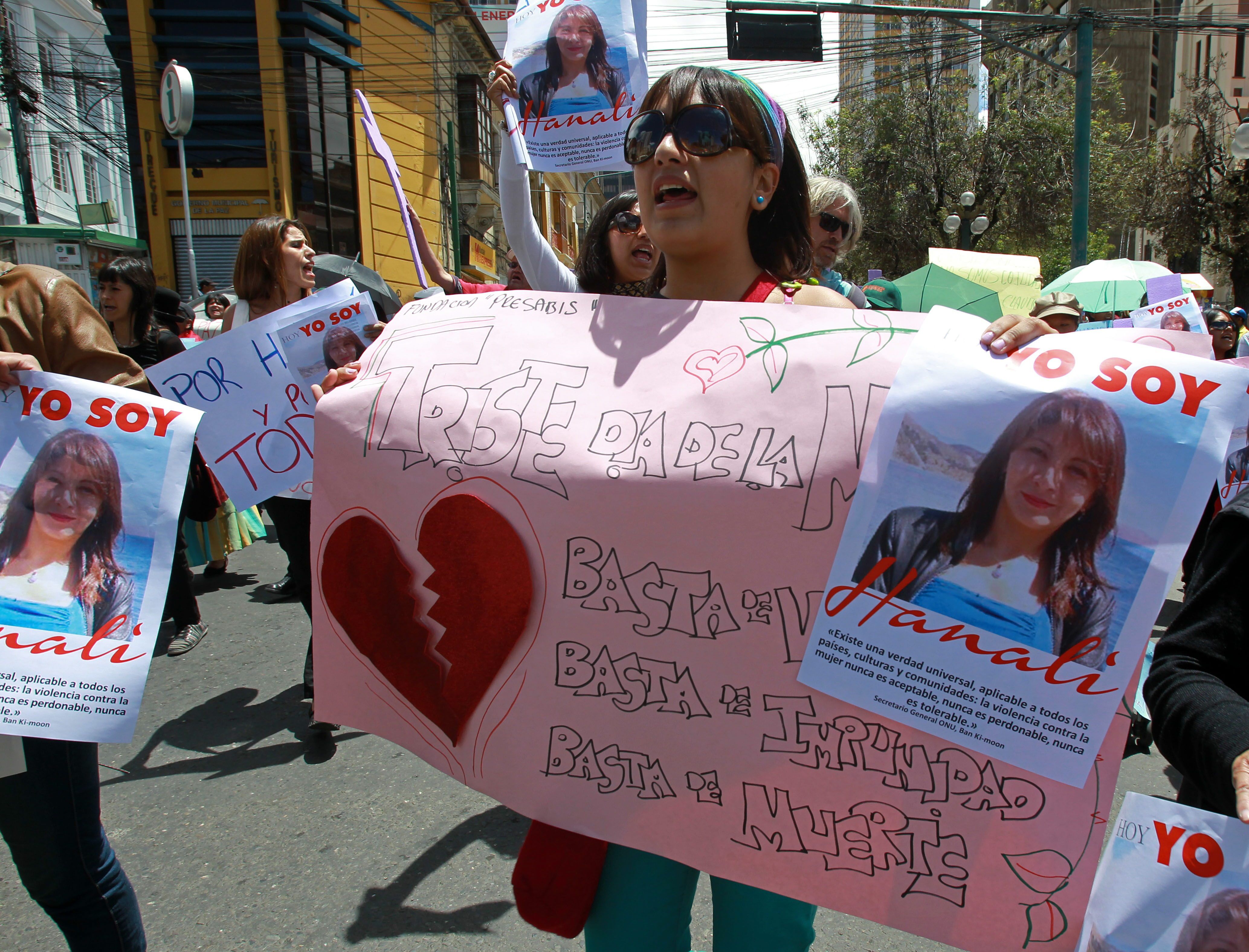 Fotografía de archivo de mujeres bolivianas y activistas del feminismo que marcharon, el 8 de marzo de 2013, para reclamar justicia por la muerte de la periodista Hanalí Huaycho, que fue asesinada de 15 puñaladas por su esposo, un teniente de policía que está prófugo. EFE/Martin Alipaz/Archivo 