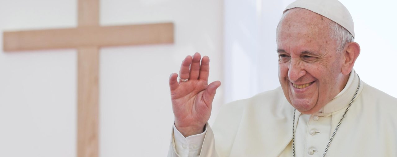 La comunidad LGTBQ en EE.UU. celebra con reservas el paso del papa Francisco