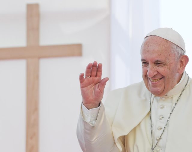 La comunidad LGTBQ en EE.UU. celebra con reservas el paso del papa Francisco