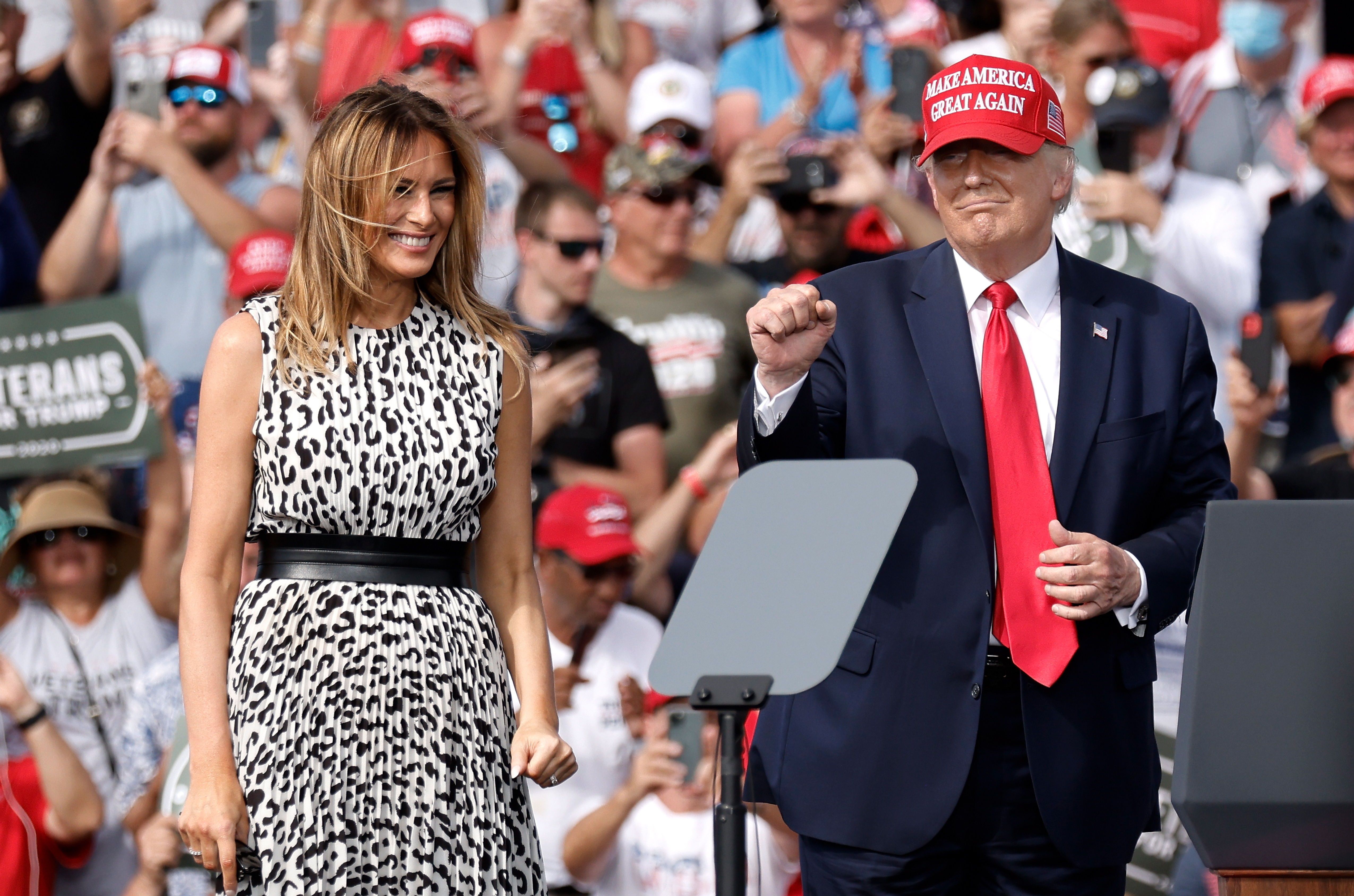 El presidente de los Estados Unidos, Donald J. Trump (d), hace un gesto con su esposa, la Primera Dama Melania Trump, en un mitin en el estadio Raymond James en Tampa, Florida, EE. UU., 29 de octubre de 2020. EFE/EPA/PETER FOLEY 