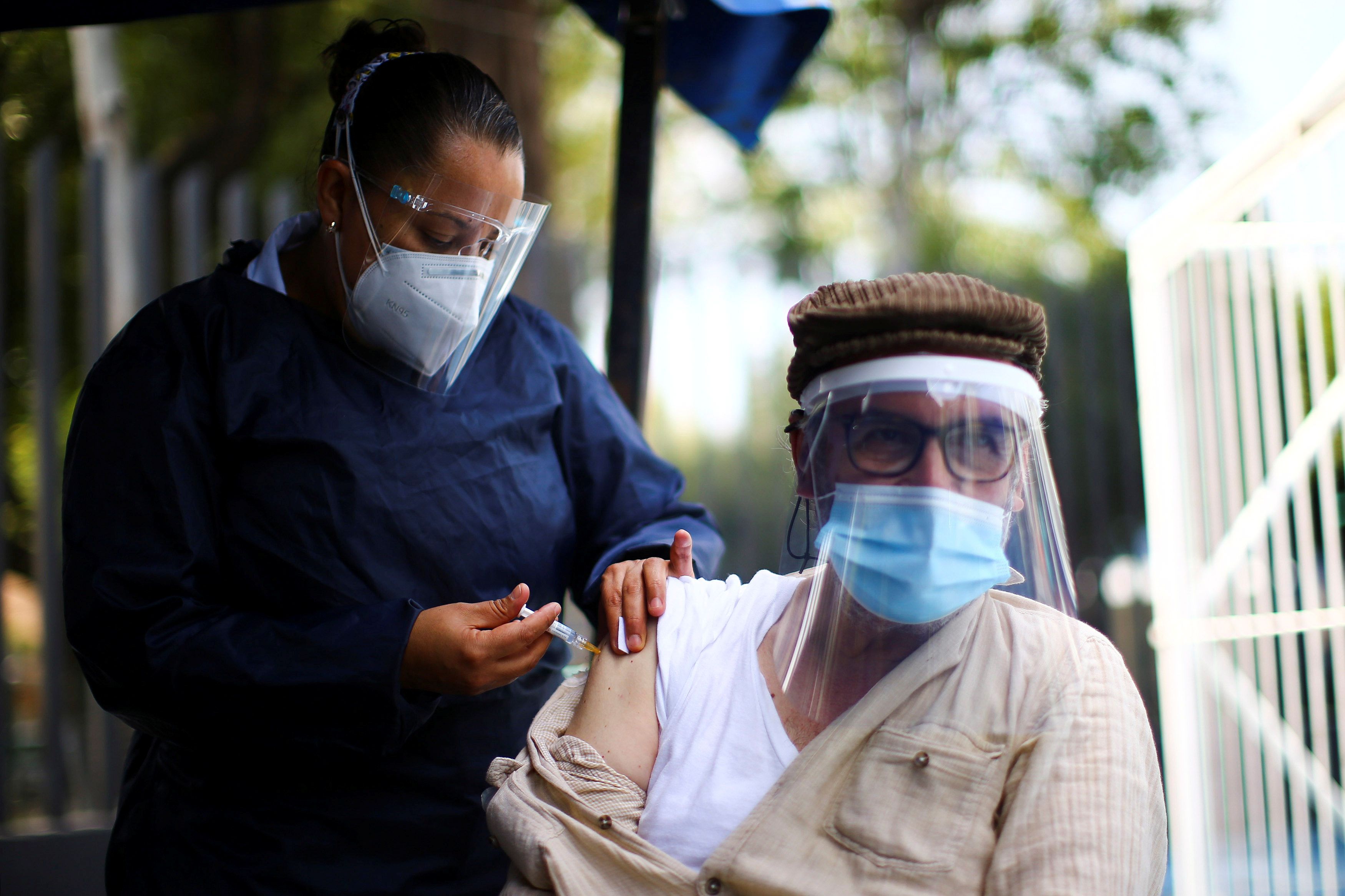 Un trabajador médico aplica una vacuna del COVID-19 a un candidato para observar su evolución clínica - REUTERS/Edgard Garrido