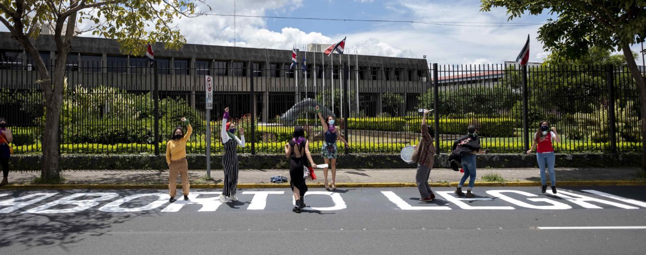 Policías y manifestantes se enfrentan cerca de la Casa Presidencial en Costa Rica