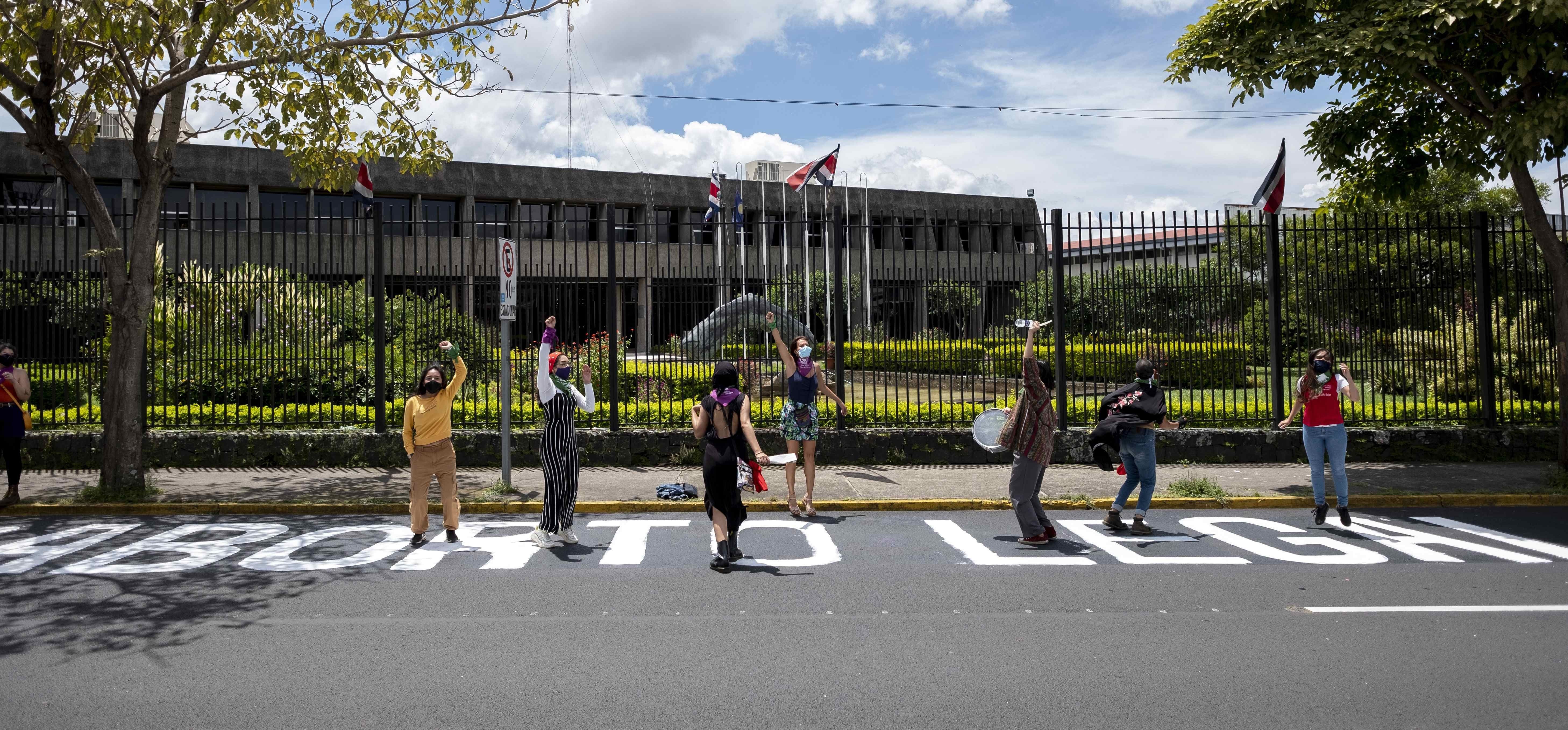 La manifestación transcurrió con calma por las principales vías de la capital de Costa Rica hasta llegar al frente de la Casa Presidencial. EFE/Jeffrey Arguedas/Archivo 