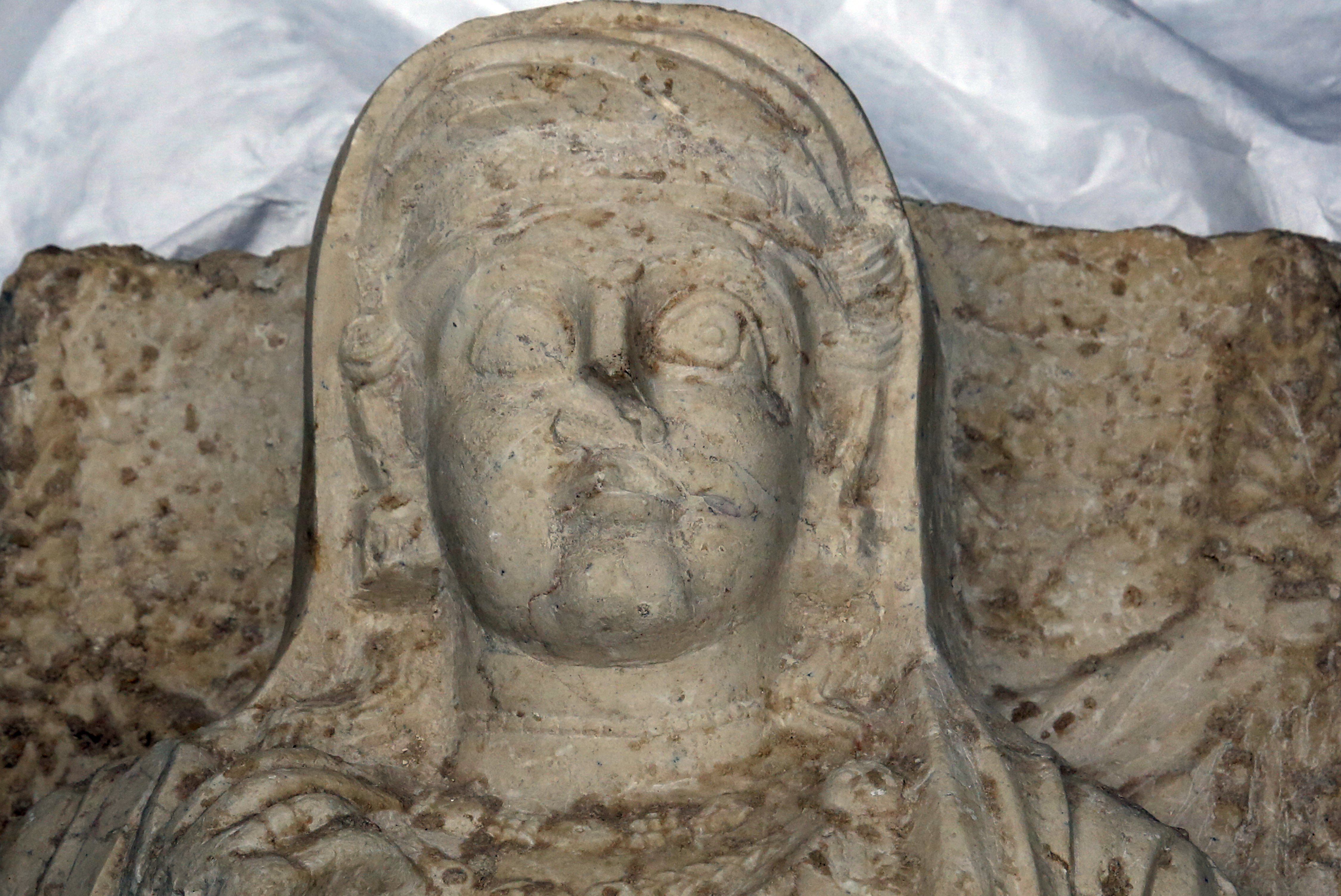 Busto hallado en la ciudad de Palmira y llevado a Damasco en un intento de salvarlo de la destrucción durante la ocupación de la región en 2015. EFE/Youssef Badawi/ Archivo 