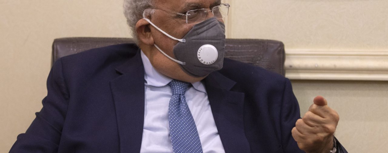 Saeb Erekat, secretario general de la OLP, sedado e intubado por coronavirus