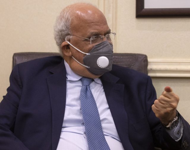 Saeb Erekat, secretario general de la OLP, sedado e intubado por coronavirus